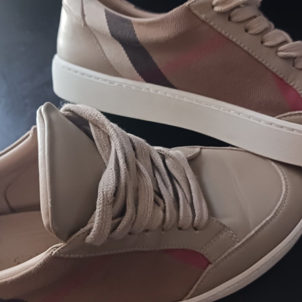 leather shoes...Burberry - Picture 3 of 3